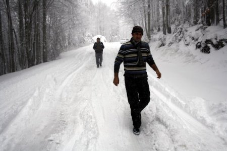 Uludağ'a kar yağdı, araçlar yollarda kaldı