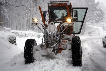 Uludağ'a kar yağdı, araçlar yollarda kaldı