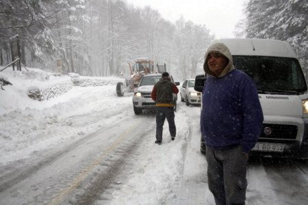 Uludağ'a kar yağdı, araçlar yollarda kaldı