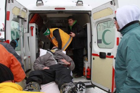 Uludağ'da, turisti kayak sopasıyla yaraladı