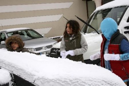 Uludağ'da Kar Kalınlığı İki Metreyi Buldu
