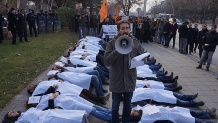 Uludere'nin yıl dönümünde Meclis önünde 'kefenli' eylem