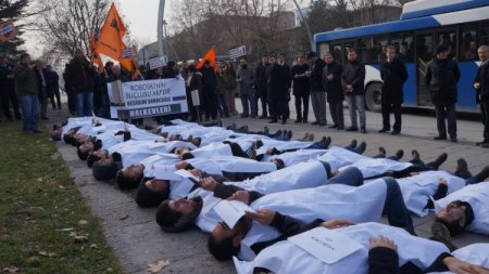 Uludere'nin yıl dönümünde Meclis önünde 'kefenli' eylem