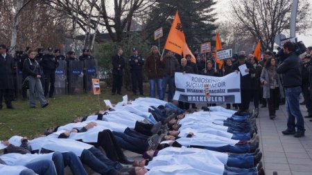 Uludere'nin yıl dönümünde Meclis önünde 'kefenli' eylem