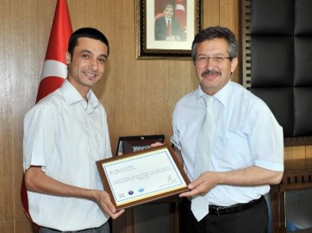 Ulusal Gençlik Parlamentosu'ndan Kahramanmaraş Belediye Başkanı Poyraz'a Teşekkür Belgesi