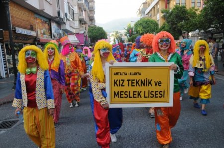 Uluslararası Alanya Turizm Ve Sanat Şenliği'ne Coşkuyla Başladı