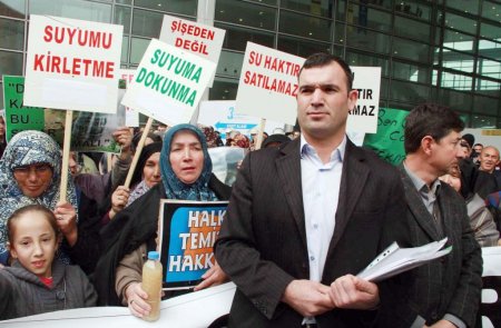 Uluslararası Bursa Su Kongresi'nde köylülerden çamurlu su eylemi