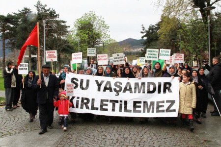 Uluslararası Bursa Su Kongresi'nde köylülerden çamurlu su eylemi