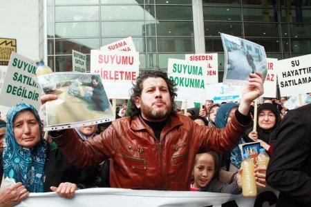 Uluslararası Bursa Su Kongresi'nde köylülerden çamurlu su eylemi