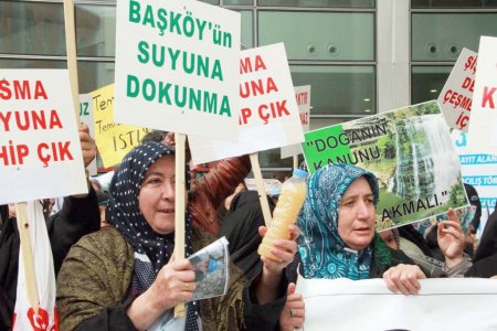 Uluslararası Bursa Su Kongresi'nde köylülerden çamurlu su eylemi