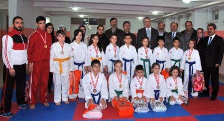 Uluslararası Karate Şampiyonası’nda başarılı olan sporcular ödüllendirilirdi