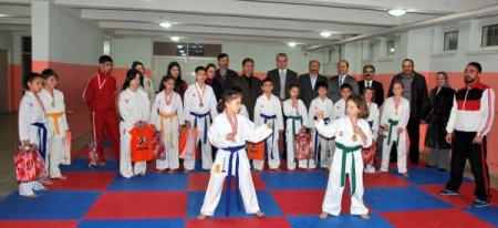 Uluslararası Karate Şampiyonası’nda başarılı olan sporcular ödüllendirilirdi