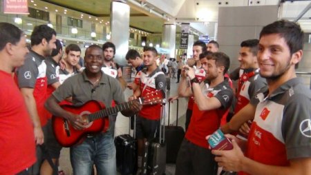 Ümit millileri 'Afrikalı Yakup' şarkılarla uğurladı