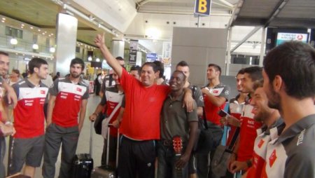 Ümit millileri 'Afrikalı Yakup' şarkılarla uğurladı