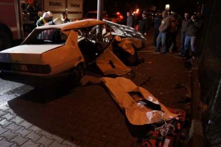 Ümraniye'de trafik kazası:1 ölü, 2 yaralı
