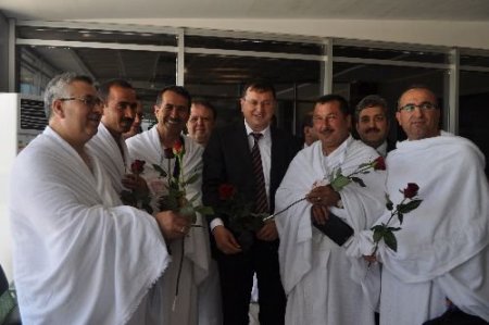 Umre Yolcuları Mehter Takımıyla Uğurlandı