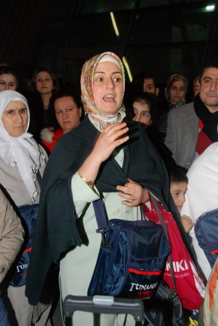 Umre'ye gidecek 92 kişi şirket vize yaptırmayınca havaalanında kaldı