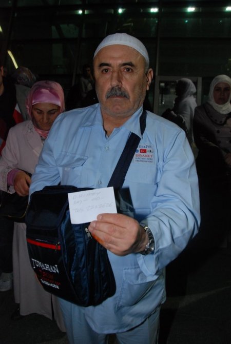 Umre'ye gidecek 92 kişi şirket vize yaptırmayınca havaalanında kaldı
