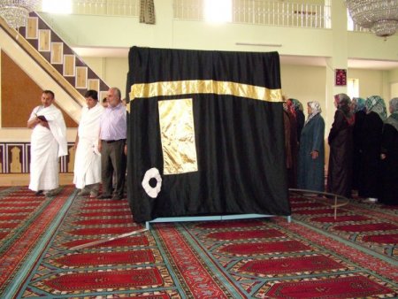 Umreye Gidecekler Kabe Maketi Etrafında Temsili Tavaf Yaptı