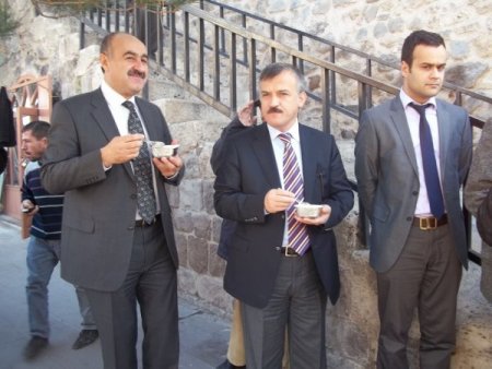 Umut Derneği bin 500 kişiye aşure dağıttı