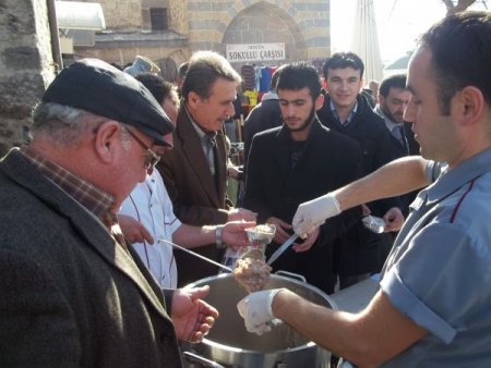 Umut Derneği bin 500 kişiye aşure dağıttı