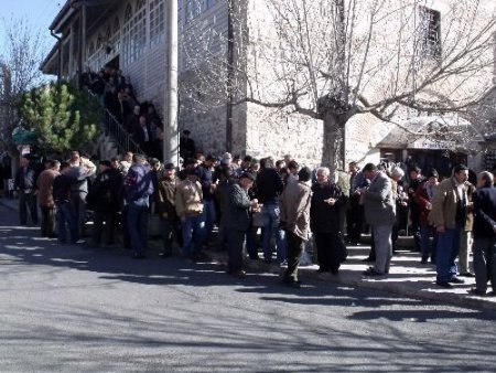 Umut Derneği Bor'da Aşure Dağıttı