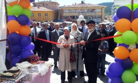 Umut Derneği’nden öğrenciler yararına kermes