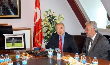 Ünal Aysal: Irkçılık Türkiye'ye yapıştırılmak istenen bir lekedir