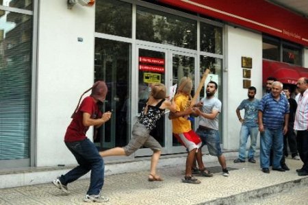 Üniversite Harçlarına Yapılan Zamma Tiyatrolu Protesto