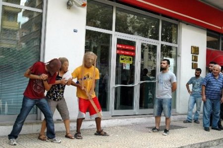 Üniversite Harçlarına Yapılan Zamma Tiyatrolu Protesto