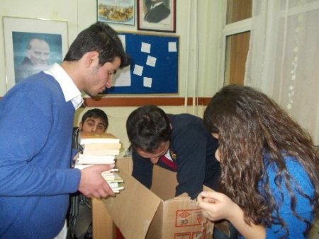 Üniversite öğrencileri, kütüphanesi olmayan okullara kitap topluyor