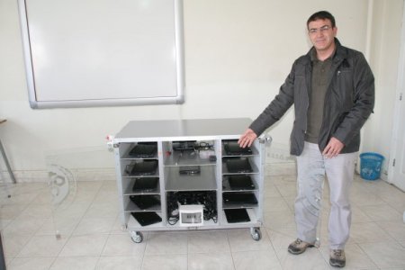 Üniversite Öğrencileri Akıllı Sınıfı Bir Dolaba Sığdırdı