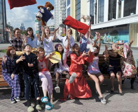 Üniversite Öğrencileri Aniden Sokak Ortasına Uyuyakaldı