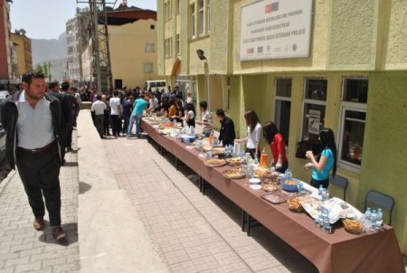 Üniversite Öğrencileri Arkadaşları İçin Kermes Düzenledi