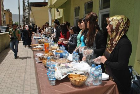 Üniversite Öğrencileri Arkadaşları İçin Kermes Düzenledi