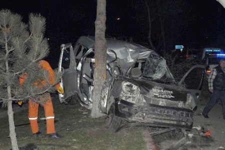 Üniversite Öğrencileri Emanet Otomobille Kaza Yaptı: 1 Kişi Öldü, 2 Kişi Yaralandı