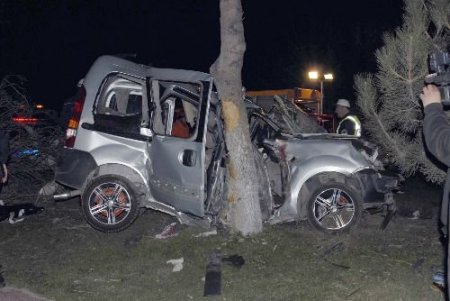 Üniversite Öğrencileri Emanet Otomobille Kaza Yaptı: 1 Kişi Öldü, 2 Kişi Yaralandı