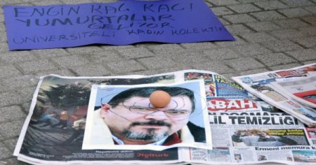 Üniversite Öğrencileri Engin Ardıç'ın Fotoğrafına Yumurta Attı