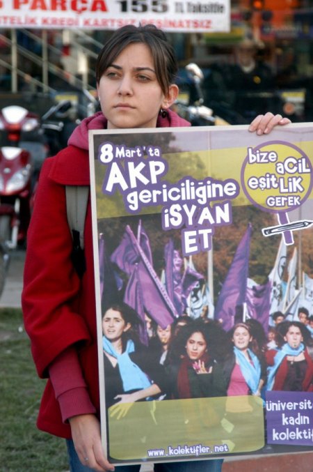 Üniversite Öğrencileri Engin Ardıç'ın Fotoğrafına Yumurta Attı