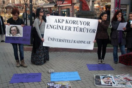 Üniversite Öğrencileri Engin Ardıç'ın Fotoğrafına Yumurta Attı