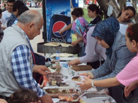 Üniversite Öğrencileri Ev Yemeği Hasretini Kermeslerde Gideriyor