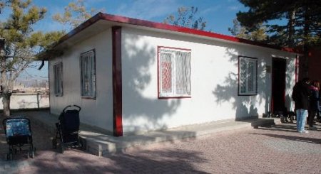 Üniversite Öğrencileri Hayırseverlerden Topladıkları Paralarla Okul Yaptırdı