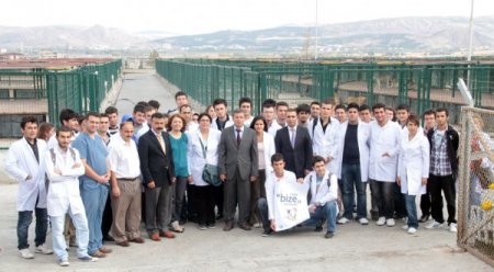 Üniversite öğrencileri hayvan barınağını ziyaret etti