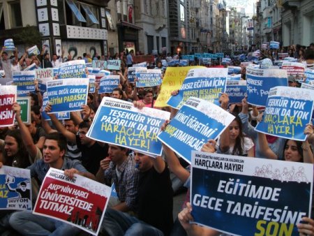 Üniversite öğrencileri ikinci öğretimde harç protestosu yaptı