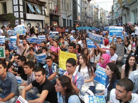 Üniversite öğrencileri ikinci öğretimde harç protestosu yaptı