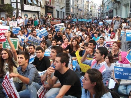 Üniversite öğrencileri ikinci öğretimde harç protestosu yaptı