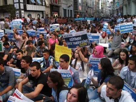 Üniversite öğrencileri ikinci öğretimde harç protestosu yaptı