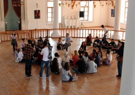 Üniversite öğrencileri ilk dersi şehitlikte yaptı