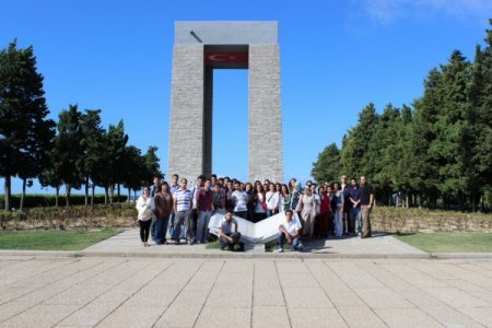 Üniversite öğrencileri ilk dersi şehitlikte yaptı