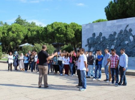 Üniversite öğrencileri ilk dersi şehitlikte yaptı